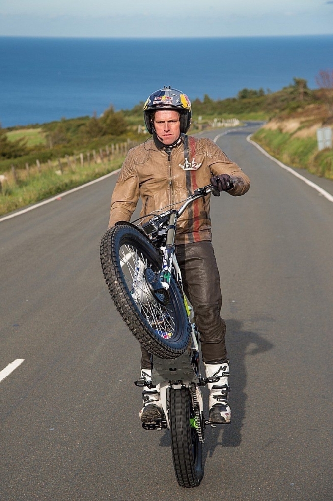 Dougie Lampkin al completar el recorrido de la Isla de Man a una rueda - Bonaigua - Trial